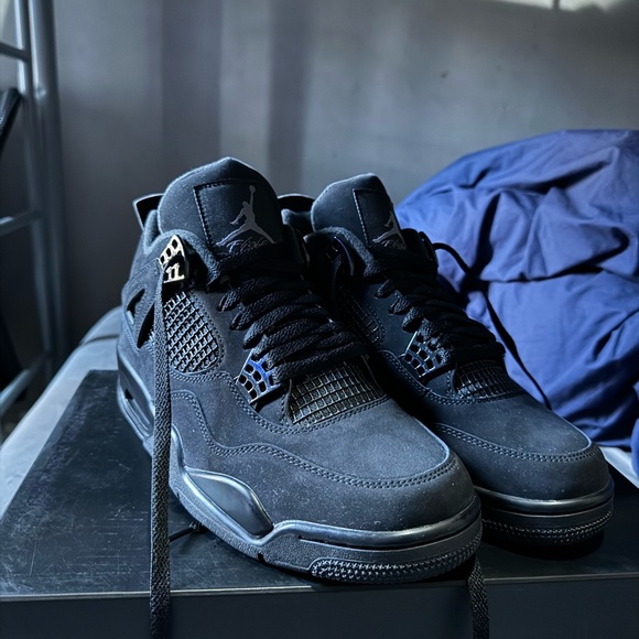 Black cat 4s. - Picture 2 of 12